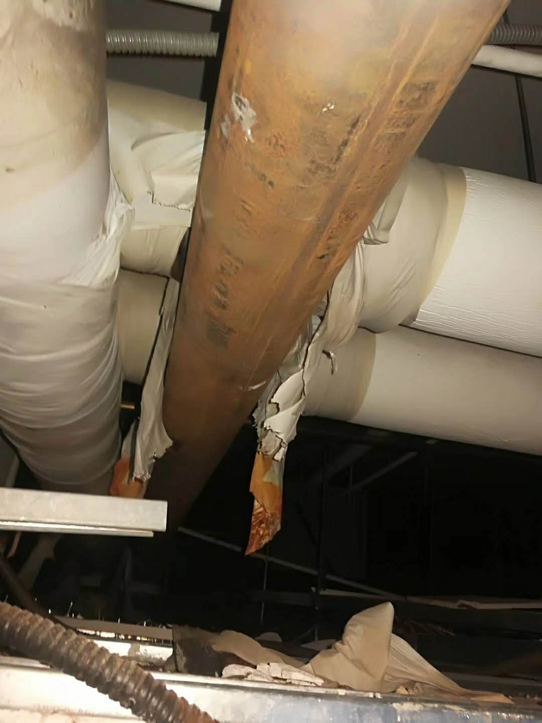 易世达广场中央空调管道漏水维修